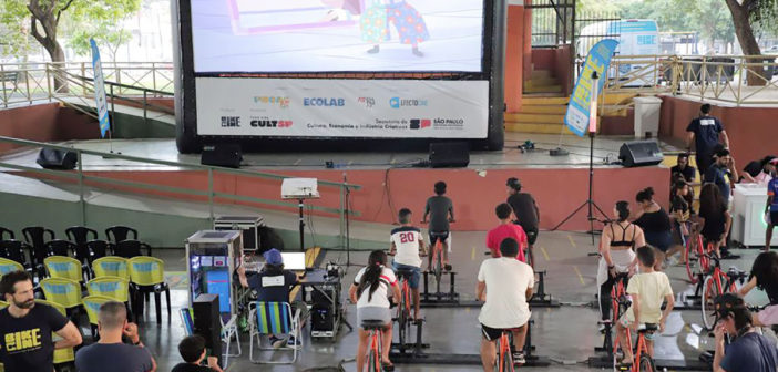 BikeCine encanta moradores de Barueri com cinema sustentável no Parque Dom José