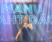 Manu Bahtidão anima o público no Natal Encantado de Barueri