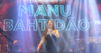 Manu Bahtidão anima o público no Natal Encantado de Barueri