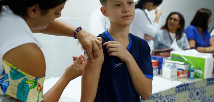 Vacinação continua neste sábado (25) em sete escolas de Barueri