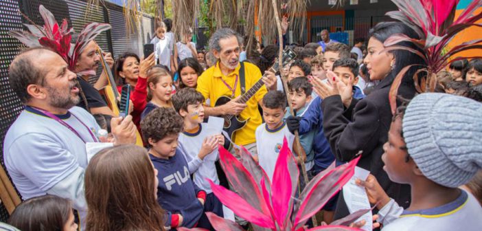 Escola de Barueri homenageia aluna com plantio de ipê-amarelo