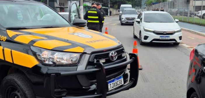 Fiscalização rigorosa em Barueri flagra veículos irregulares e motorista com CNH suspensa