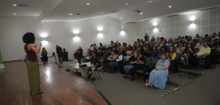 Café com Libras acontece dia 14 com sessão de cinema e bate-papo sobre inclusão em Barueri