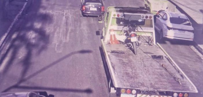 Forças de segurança de Barueri retiram motocicleta com placa adulterada de circulação