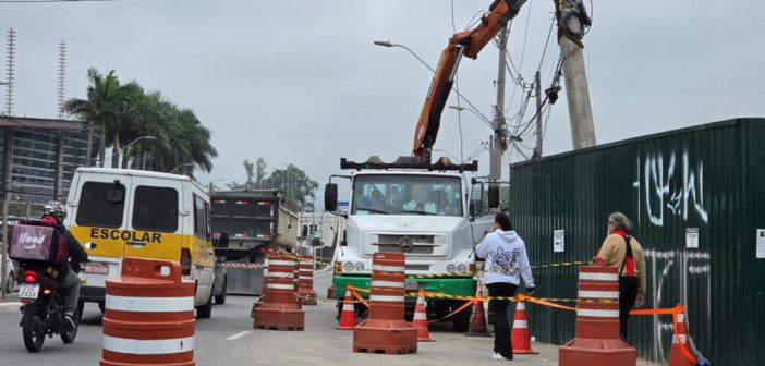 Barueri: faixa da avenida General de Divisão é interditada para contenção de poste