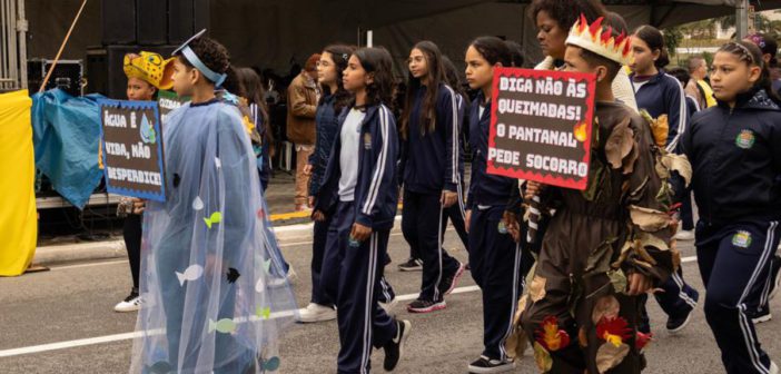 Integrantes e espectadores celebram Desfile Cívico da Independência do Brasil